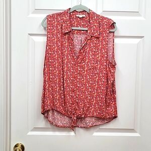 Sleeveless button up top.